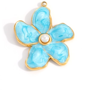Detail von 18 Karat vergoldetem Blumenanhänger mit blauem Emaille und Perlendekoration