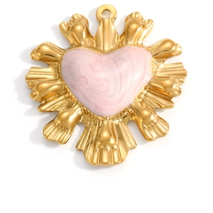 Detail eines 18K vergoldeten Herzanhängers mit rosa Marmortextur für DIY-Schmuck