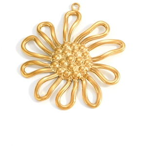 Detailansicht eines goldenen Blumenanhängers mit hohlen Blütenblättern und polierter Mitte