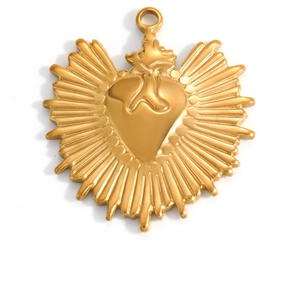 Detailansicht des 18K vergoldeten Sacred Heart Anhängers mit strahlendem Design