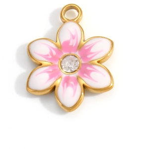 Detailansicht des Blumenanhängers mit rosa Emaille und zentralem Zirkonia-Stein