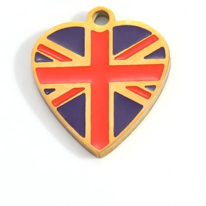 Detail eines herzförmigen Anhängers aus Edelstahl mit britischer Union-Jack-Flagge
