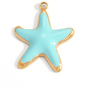 Makroaufnahme vom Seestern-Anhänger mit goldener Basis und himmelblauer Emaille