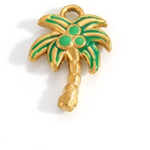 Detailansicht eines tropischen Kokosnussbaum-Anhängers mit grüner Emaille-Einlage in Gold