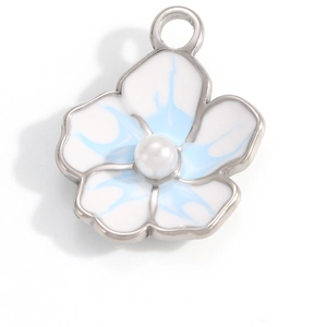 Detailaufnahme von Blumenanhänger mit Perle und blauem Emaille-DIY-Accessoire