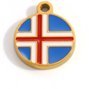 Vista detallada del colgante redondo bandera de Islandia en acero inoxidable bañado en oro