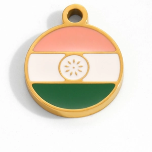 Detalle del colgante redondo de acero inoxidable bañado en oro 18K esmalte bandera India