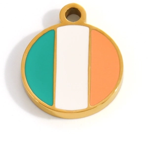 Detalle del colgante redondo de acero inoxidable chapado en oro 18K con bandera Irlanda