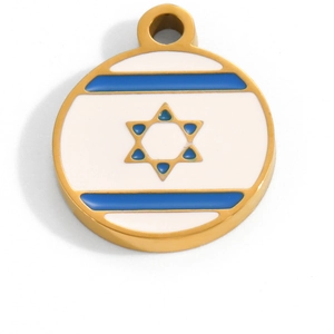 Detalle de un colgante bañado en oro de 18K con la bandera de Israel en esmalte azul