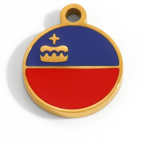 Detalle del colgante redondo bandera de Liechtenstein en acero inoxidable chapado en oro 18K