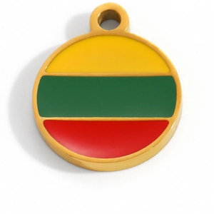 Detalle de un colgante redondo de oro de 18K con rayas esmaltadas de la bandera lituana