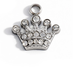 Détails d'un pendentif couronne en argent serti de strass en cristal scintillants