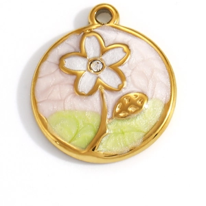 Vue détaillée d'un pendentif fleur plaqué or avec émail blanc et texture rose