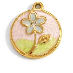 Détail d'un pendentif floral en émail avec bord doré et cristal serti au centre