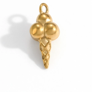 Détail d'un pendentif crème glacée dorée avec cône à texture quadrillée et trois boules