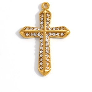 Vue macro détaillée d'un pendentif croix en or avec pierres de zircone sur fond blanc