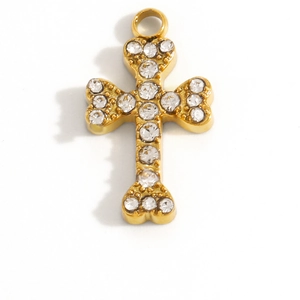 Détail d'un pendentif croix dorée orné de strass brillants et d'une finition polie