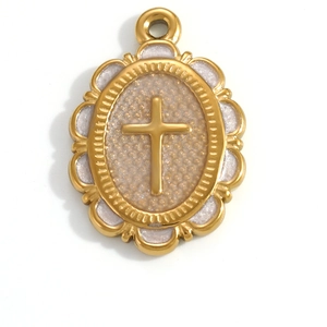 Détail macro d'un pendentif ovale plaqué or avec émail blanc et symbole de croix centrale