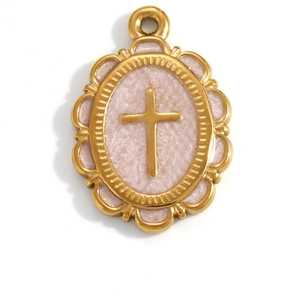 Vue macro du pendentif croix en acier plaqué or 18 carats avec émail rose détaillé