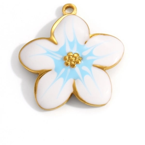 Détail d'un pendentif fleur en émail blanc avec bords dorés et centre bleu clair