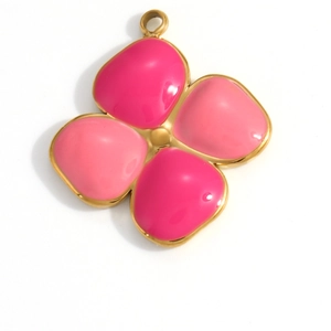 Vue détaillée d'un pendentif fleur en émail rose avec des bords en métal plaqué or fin