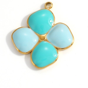 Pendentif fleur à quatre feuilles en acier doré avec émail bleu et placage d'or 18 carats