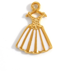 Détail du pendentif robe plaqué or 18 carats avec émail blanc et finition métal poli