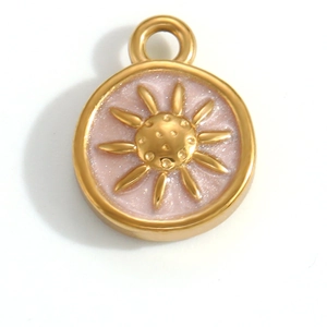 Détail d'un pendentif soleil plaqué or 18k avec émail rose pailleté pour création bijoux