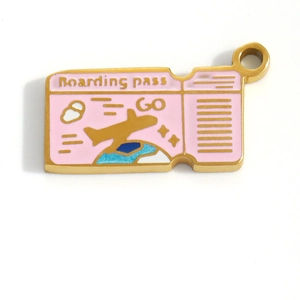 Détail macro d'un pendentif carte d'embarquement en émail rose avec avion doré pour DIY