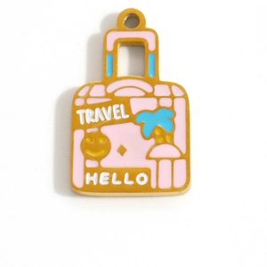 Détail d'un pendentif en forme de valise avec émail rose et motifs de voyage