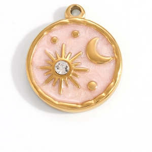 Détail d'un pendentif soleil et lune en émail rose avec un strass étincelant