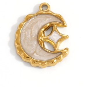 Vue détaillée du pendentif lune et étoile doré avec remplissage pailleté blanc