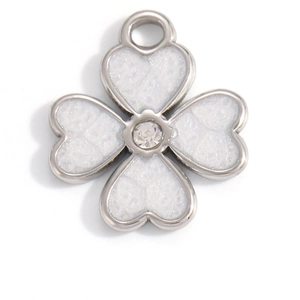 Macro détaillée d'un pendentif trèfle en émail blanc nacré avec un cristal central