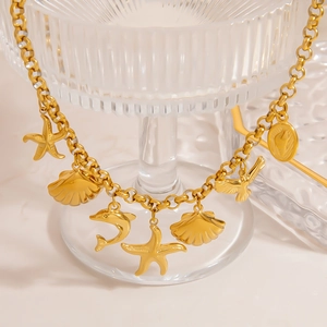 Goldene Edelstahlkette mit Seestern- und Muschelanhängern im Marine-Design