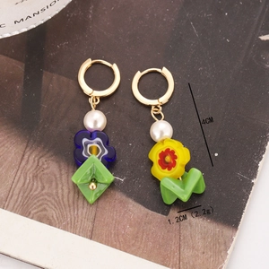 Orecchini asimmetrici fatti a mano con fiori di vetro, cerchi dorati e perle, 4 cm