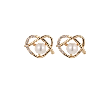 Eleganti orecchini a cuore in oro con perle d'acqua dolce e zirconi su uno sfondo bianco
