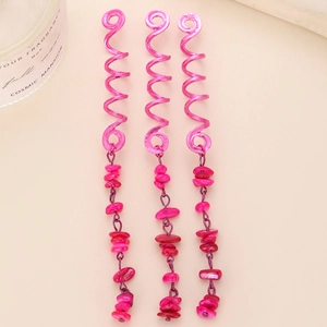 Vue détaillée de pinces à cheveux spirales rose fuchsia avec pendentifs en pierre naturelle