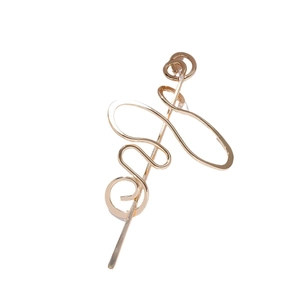 Épingle à cheveux en métal doré Love avec un design créatif de torsion irrégulière