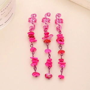 Détail de spirales à tresses en métal violet et pendentifs en pierre naturelle rose