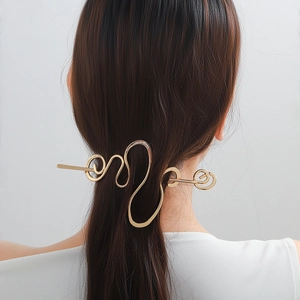 Épingle à cheveux moderne en métal doré torsadé pour accessoires de coiffure élégants femme