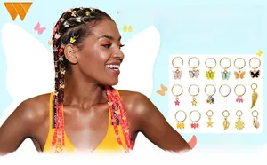 Vue détaillée de 18 pinces à tresser dorées avec pendentifs papillon et étoile colorés