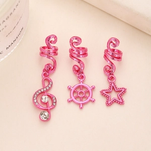 Détail de breloques roses en métal pour tresses avec motifs de note et d'étoile