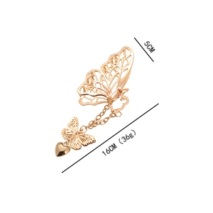 Pince à cheveux papillon élégante en métal doré avec pompons et pendentif coeur sur blanc