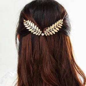 Elegante cerchietto foglia d'ulivo oro per donne con perla centrale su capelli castani