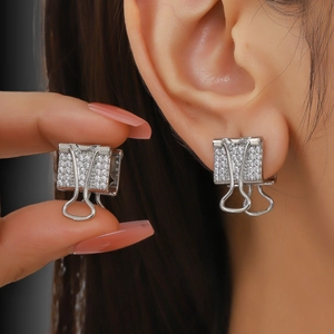 Boucles d'Oreilles Clous Créatives en Forme de Pince-note pour Femmes Cuivre Incrusté Zirconia Bijoux de Mode Unique Or Argent