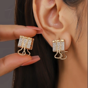 Boucles d'oreilles créatives en forme de pince dorée avec zircons brillants pavés