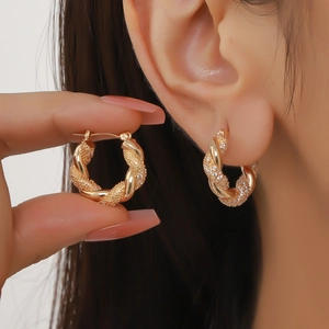 Boucles d'Oreilles Anneaux Torsadés en Cuivre de Luxe Avec Zircone Blanche Tige en Acier Inoxydable Bijoux Géométriques pour Femmes