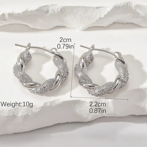 Boucles d'oreilles créoles torsadées argentées avec zircons blancs et dimensions