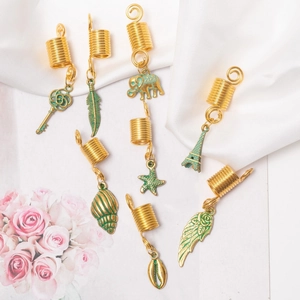 8-teiliges Set goldene Dreadlock-Perlen mit Vintage-Anhängern in Grün wie Schlüssel und Federn