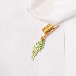 Detail eines goldenen Haarrings mit grünem Emaille-Federanhänger für Dreadlocks